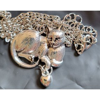 Kette mit silberfarbener Katze und Herz